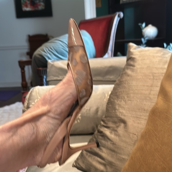 Manolo Blahnik NUDE pointed toe w/kitten heel!!💕💕💕 - Picture 4 of 6